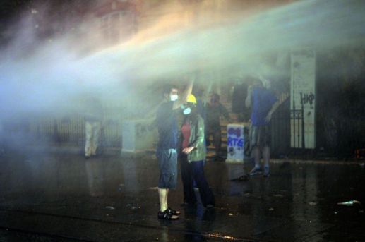 la-police-anti-emeutes-disperse-la-foule-dans-le-parc-gezi-d_1160240