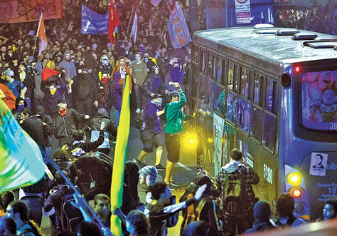 Sao-Paulo-Manifestantes-ventanas-transporte_LRZIMA20130613_0001_11
