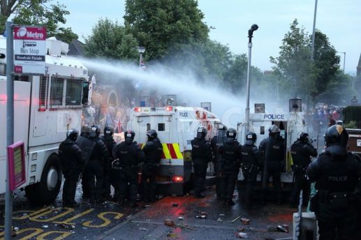 1373673532-protestants-confronted-by-police-at-woodvale-road-in-belfast_2251032