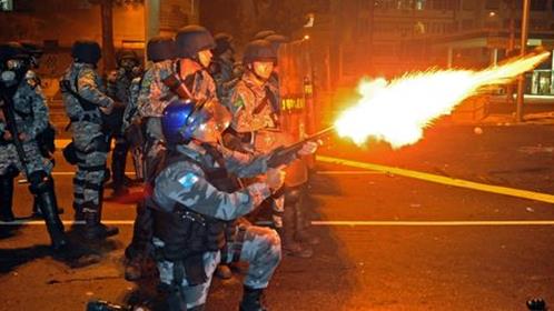 bresil-heurts-entre-policiers-et-manifestants-pres-du-stade-maracana-de-rio_i160540