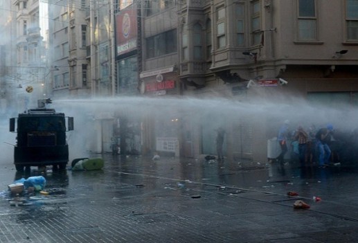 la-police-refoule-les-manifestants-de-taksim_trt-francais-8961