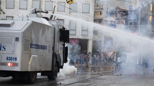 PC_130708_v18lv_turquie-istanbul-policiers_sn635