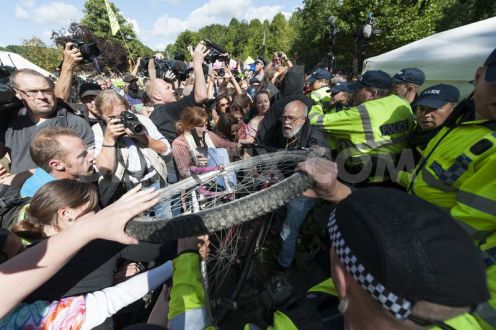 1376912939-balcombe-road-closed-as-antifracking-protesters-change-tack_2458998