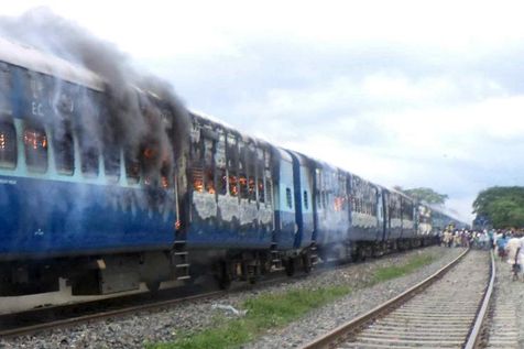 543570-des-wagons-incendies-du-train-express-rajya-rani-le-19-aout-2013-dans-l-etat-du-bihar-dans-l-est-de-