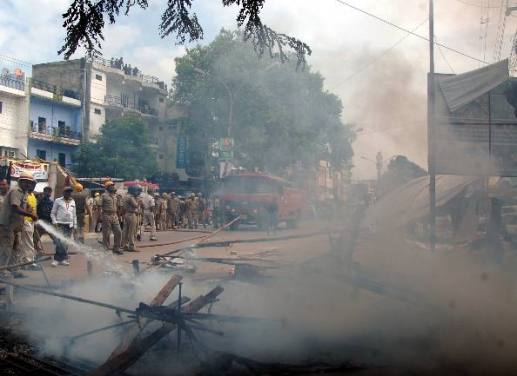 violence-grips-old-lucknow-51f8e197985f9_g