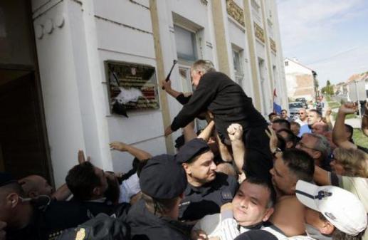 660-0-20130902_190259_E3DA03F3