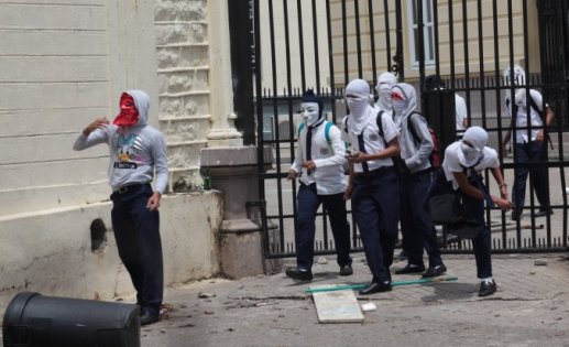 policia-retiene-dos-estudiantes-del-inti-medio-protesta