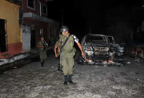 Soldados-observan-autopatrulla-quemada-Paredes_PREIMA20130910_0038_32