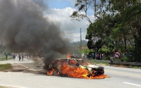 7765824831_une-voiture-en-feu-dans-les-rues-de-sao-paulo-bresil-le-19-octobre-2013