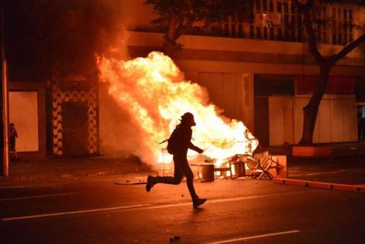 Anarquistas-enfrentan-protesta-Rio-AFP_CLAIMA20131016_0111_14