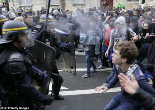 article-2465944-18D3958800000578-238_634x454