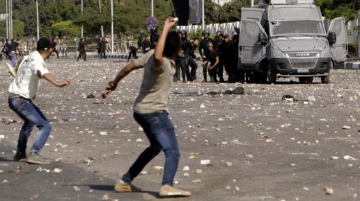 egyptian-police-fires-tear-gas-to-disperse-pro-morsi-students__-protest.si