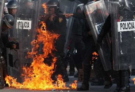 Grupo_de_policias-durante_disturbios-Mexico_PREIMA20131002_0283_32