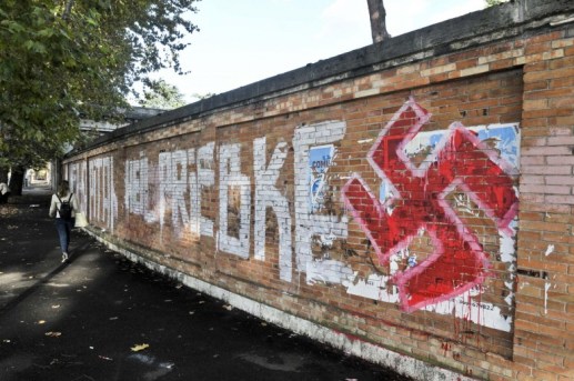 piazza-carlo-forlanini-svastica-scritta-muro-priebke-8-770×511