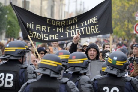 plus-de-700-manifestants-se-sont-masses-autour-des-arenes-de_1437887_460x306