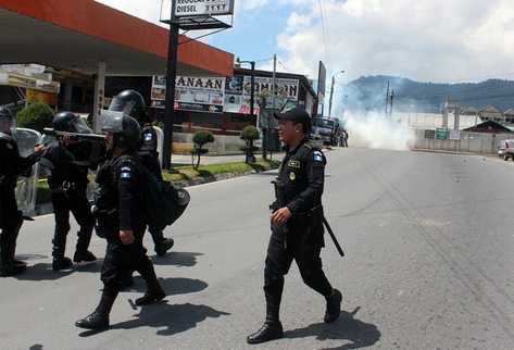 pobladores-enfrentan-policias-San_Juan_Ostuncalco-Quetzaltenango_PREIMA20131008_0281_32