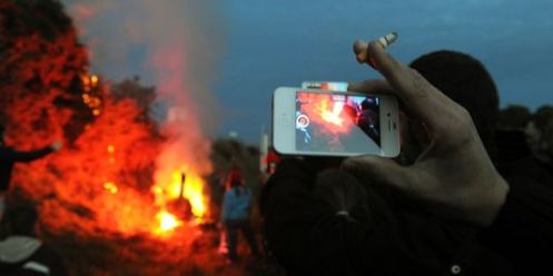 3511434_3_bfd5_des-manifestants-mettent-feu-a-un-radar-pres_40a827b518193e310b10830c587ad61c