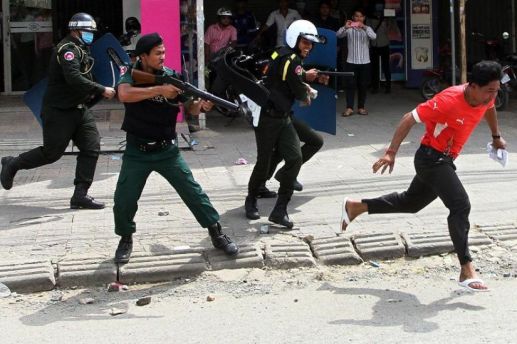 564825-un-manifestant-s-enfuit-alors-que-la-police-anti-emeutes-tire-des-gaz-lacrymogenes-contre-des-ouvrie