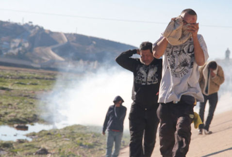 choques-electricos-lacrimogeno-detienen-migrantes_MILIMA20131125_0392_11