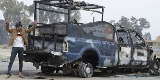 4341449_3_7ba1_un-protestataire-pres-d-un-vehicule-de-police_2c932946837875c951f0b27641868d00