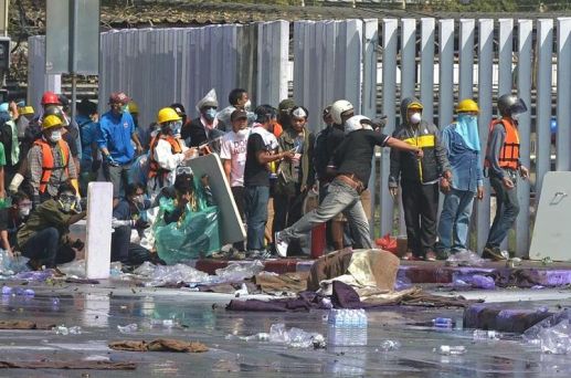 607299-des-manifestants-anti-gouvernementaux-affrontent-la-police-le-26-decembre-2013-aux-abords-du-stade-d
