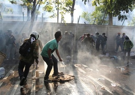 En-Thailande-la-violence-menace-les-legislatives_article_main