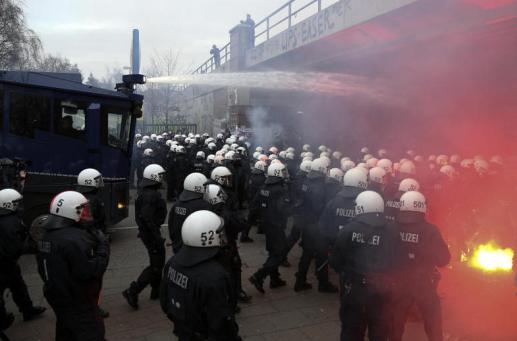Krawalle-und-Verletzte-bei-Rote-Flora-Demo_ArticleWide