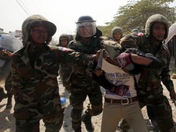 2014-01-02T064110Z_1810804261_GM1EA1214IK01_RTRMADP_3_CAMBODIA_0