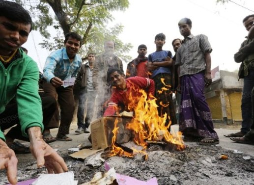 des-manifestants-brulant-des-stocks-de-bulletins-de-vote-a-bogra-dans-le-nord-du-pays-photo-afp