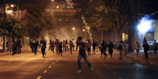 4372729_3_1edb_heurts-entre-forces-de-l-ordre-et-manifestants_eb1a8d001ba22e9847ac86d1dc0e907f