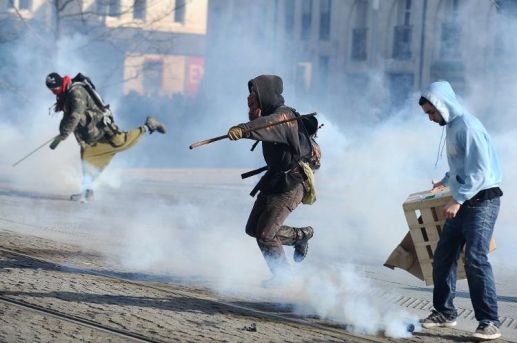 622578-des-manifestants-affrontent-les-forces-de-l-ordre-a-nantes-le-22-fevrier-2014