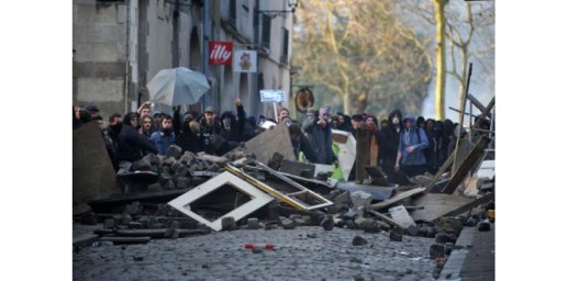 6988380-manifestation-contre-l-aeroport-a-nd-des-landes-scenes-de-devastation-a-nantes