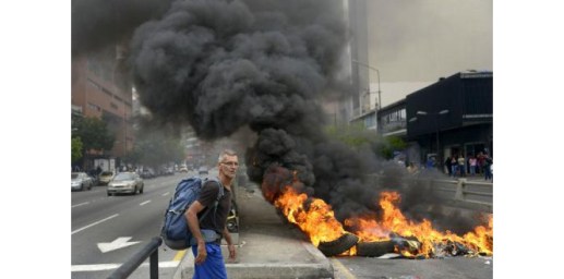 6994717-venezuela-barricades-a-caracas-le-president-maduro-prepare-un-dialogue-national
