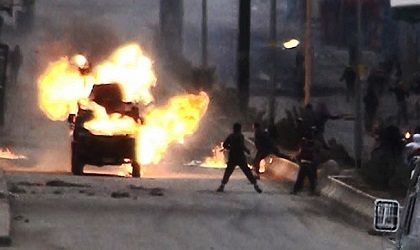 cizre’de_göstericiler,_polis_aracını_yakmak_istedi