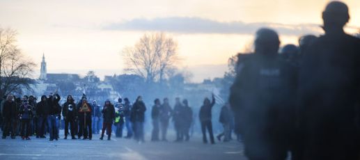 les-heurts-entre-manifestants-et-forces-de-l-ordre-se-poursuivaient-encore-en-fin-d-apres-midi_4785141