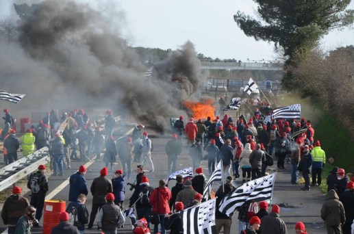 n165-violences-a-la-manif-des-bonnets-rouges_1809316