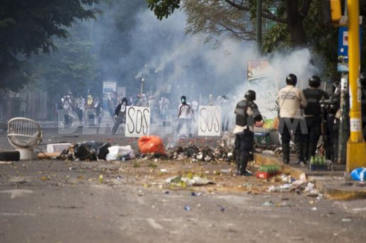 1394345688-national-guard-and-student-protesters-battle-in-altamira–caracas_4136656