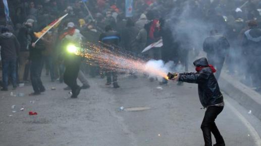 des-nouveaux-affrontements-entre-police-et-manifestants