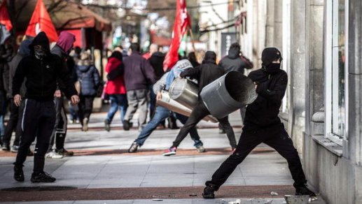 Los-radicales-destrozan-el-mob_54402748457_53699622600_601_341