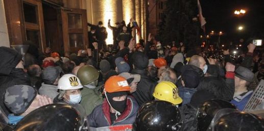 4396640_3_f25a_a-kharkiv-des-manifestants-prennent-d-assaut_01c17211cd847b630aba2ac2c0b74b25