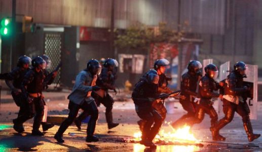 des-policiers-affrontent-des-manifestants-a-caracas-le-20-avril-2014_4883301