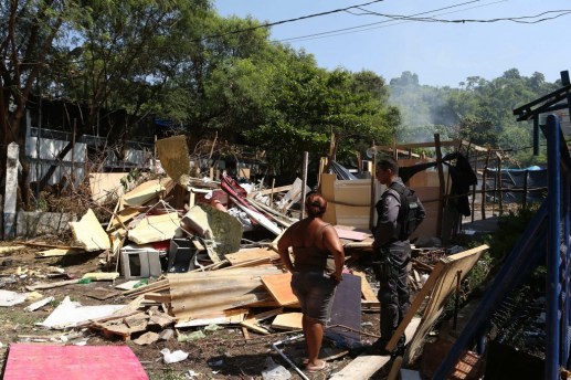 Desalojo-en-Río-deja-doce-heridos-autos-incendiados-y-denuncias-políticas