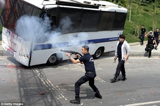 article-0-1E23B80900000578-393_634x423