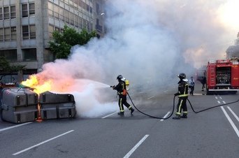 Bomberos-apagan-un-contenedor_54407461292_51347059679_342_226