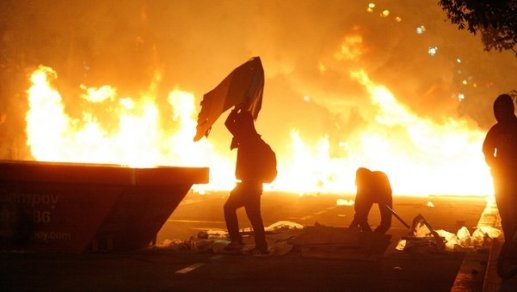 Segundo-dia-de-disturbios-en-e_54408423509_53699622600_601_341