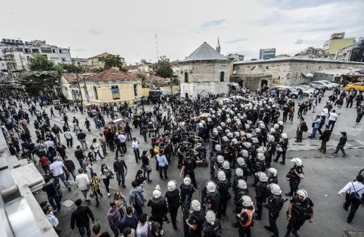 649273-la-police-anti-emeute-turque-bloque-l-acces-a-la-place-taksim-a-istanbul-le-31-mai-2014-jour-anniver