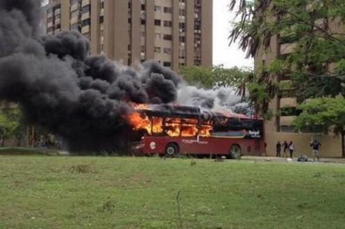 VENEZUELA---12J--Fuertes-enfrentamientos-en-Puerto-Ordaz--Incendian-autob-s-del-TransBol-var--Fotos-