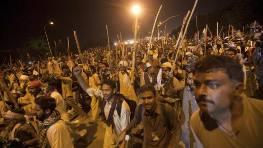 2014-08-30T201218Z_514982322_GM1EA8V0BHA01_RTRMADP_3_PAKISTAN-CRISIS_1_0