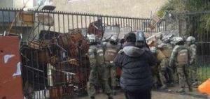 Carabineros-desaloja-liceo-en-Gran-Avenida-en-medio-de-la-cr-tica-de-los-apoderados