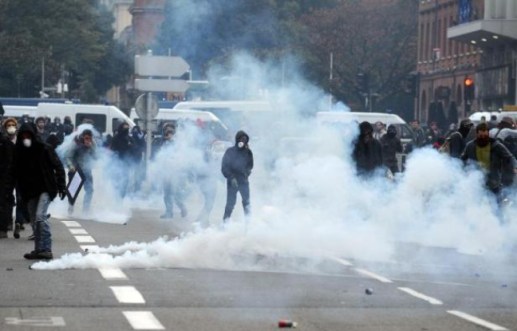 648x415_gaz-lacrymogenes-lors-heurts-entre-police-manifestants-a-toulouse-8-novembre-2014